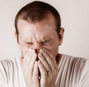 دانلود آهنگ  تاف (طوق) به نام عطسه میکنم بم میگه مسریه