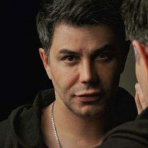 دانلود آهنگ مهدی حسینی به نام مد شده همه عمل کنن همدیگه رو بغل کنن